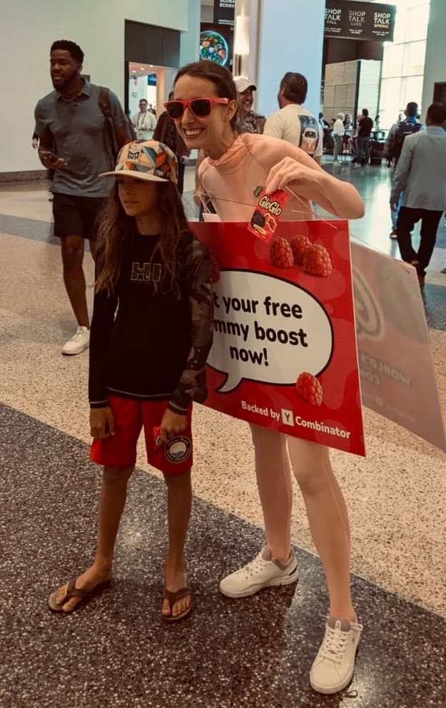 GloGlo airport moment